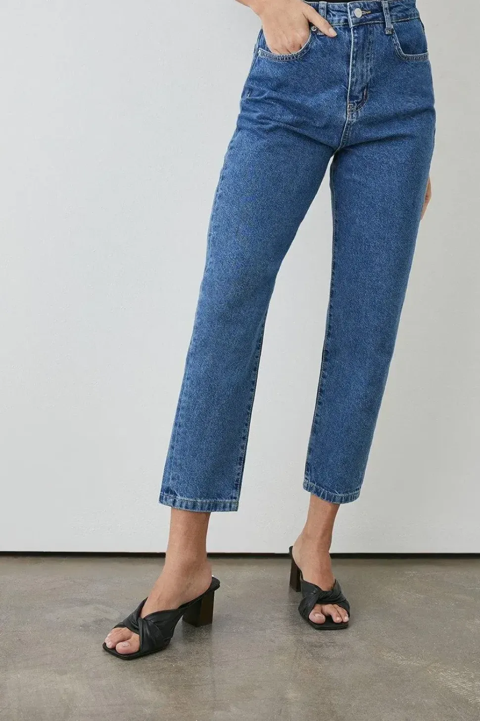 Ankle Grazer Straight Jean