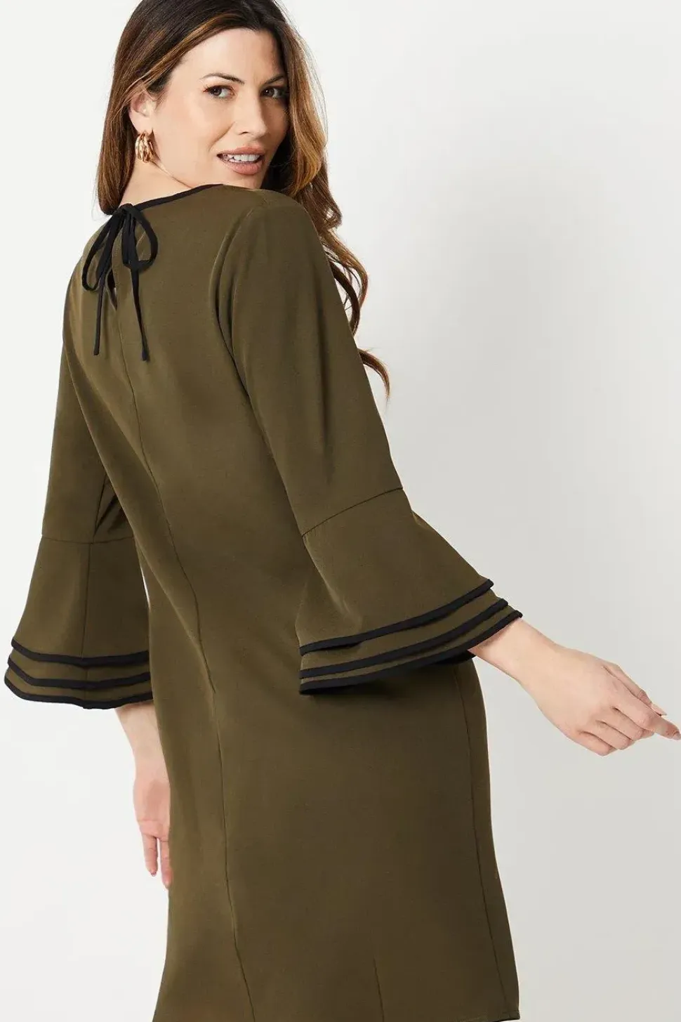 Contrast Detail Keyhole Shift Dress