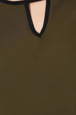 Contrast Detail Keyhole Shift Dress