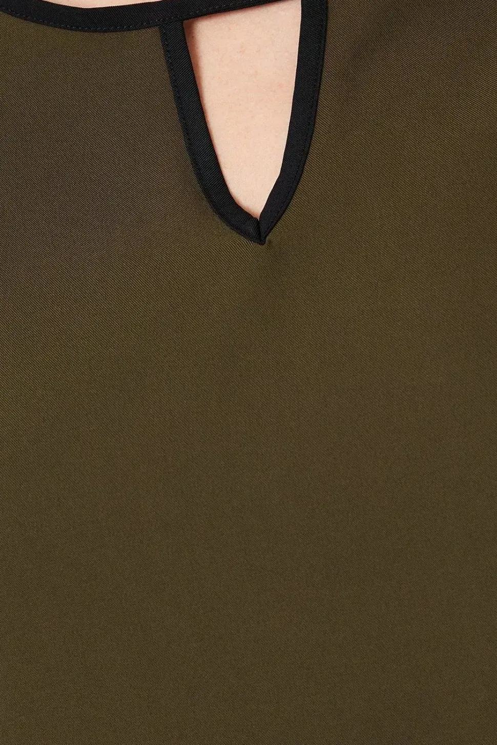 Contrast Detail Keyhole Shift Dress