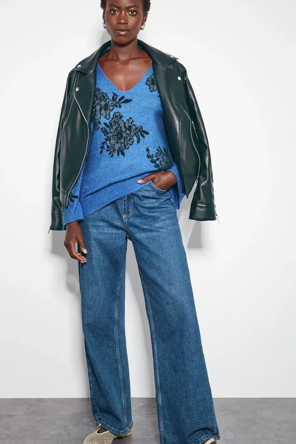 Jess V-Neck Floral Jacquard Jumper Blue