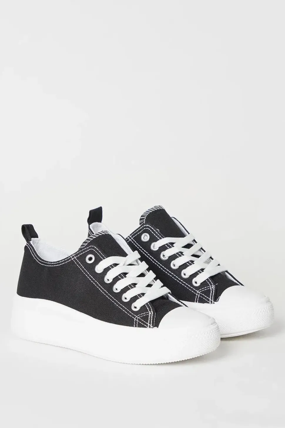 Kourts Low Top Lace Up Trainers