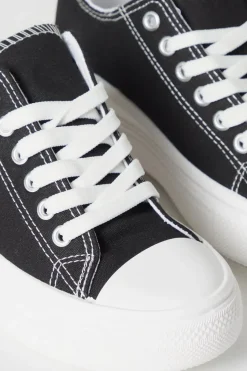 Kourts Low Top Lace Up Trainers