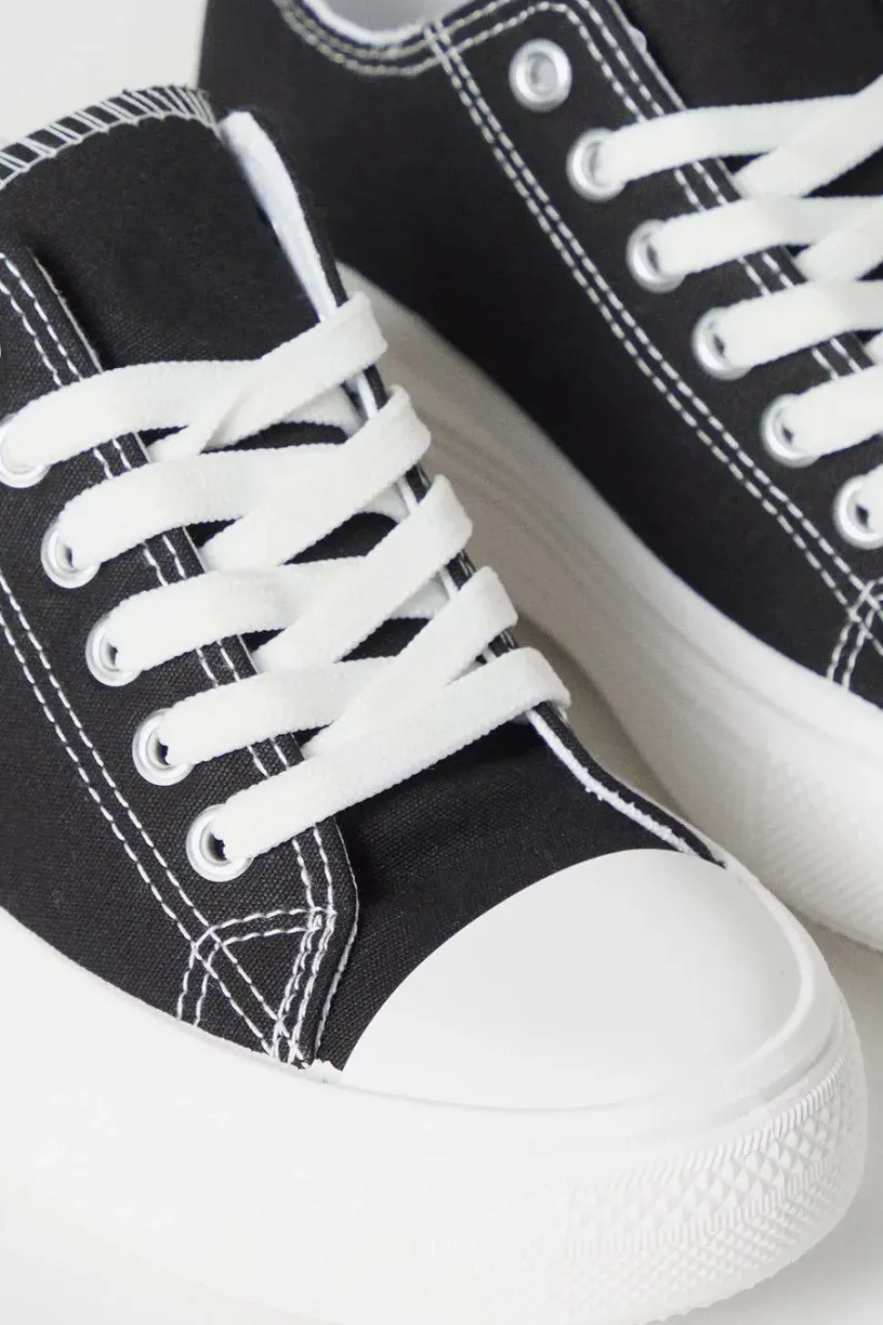 Kourts Low Top Lace Up Trainers