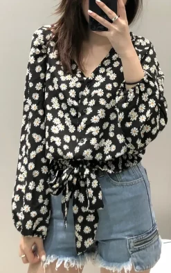 Long Sleeves Cropped Daisy Floral Print Blouse In Black