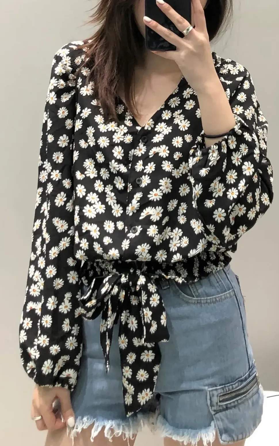 Long Sleeves Cropped Daisy Floral Print Blouse In Black