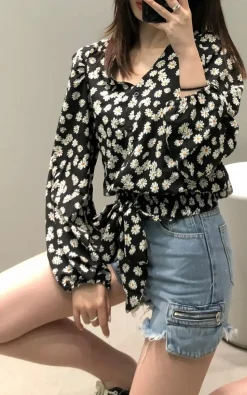 Long Sleeves Cropped Daisy Floral Print Blouse In Black