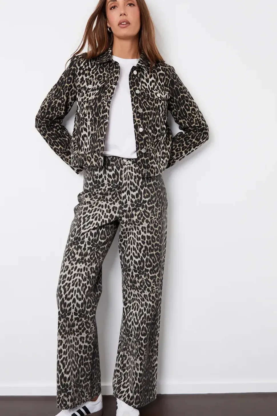 Petite 'Soleil' Leopard Print Wide Leg Denim Jeans