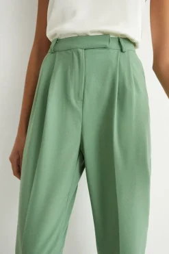 Relaxed Peg Trouser