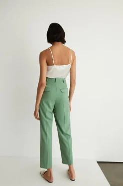 Relaxed Peg Trouser