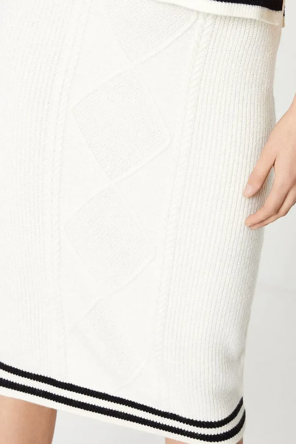 Tipped Edge Cable Knit Midi Skirt