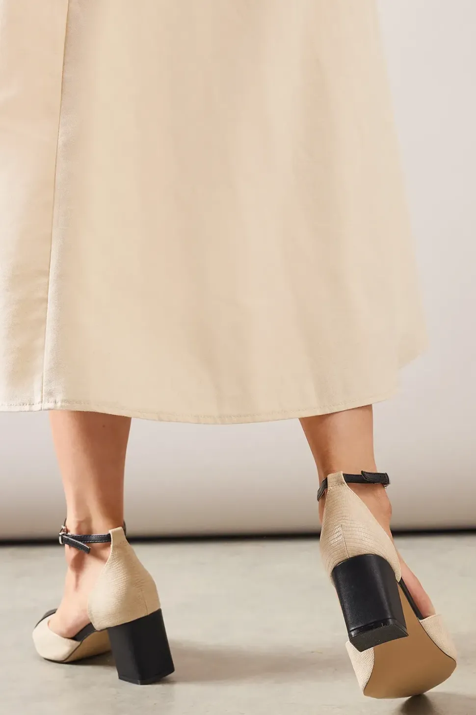 Wide Fit Dollis Pointed Two Part Toe Cap High Block Heel Court Shoes