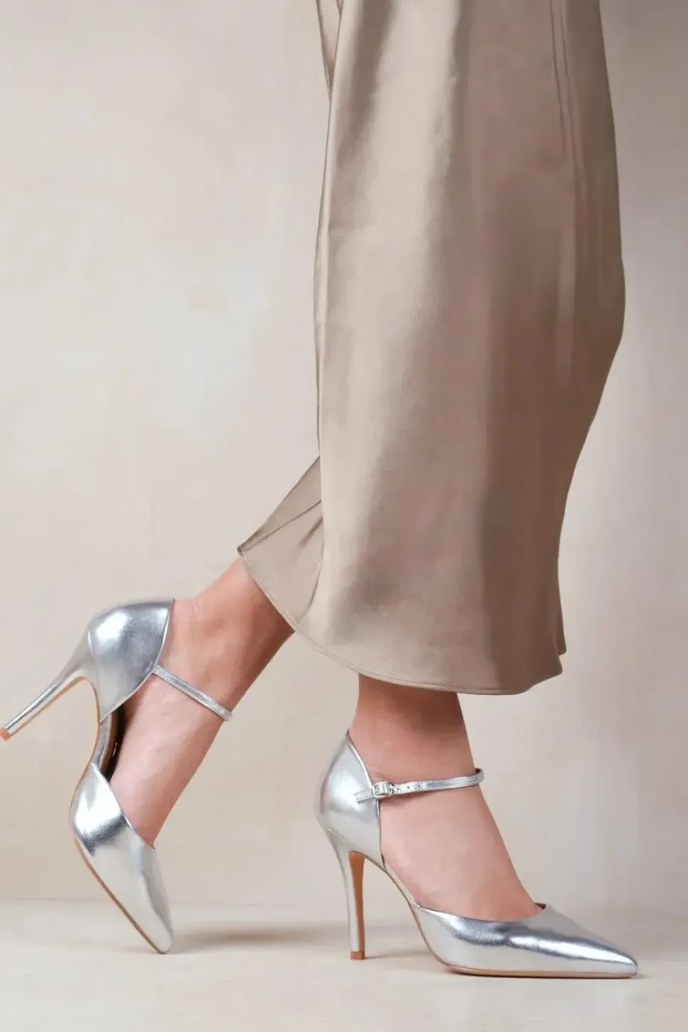 'Reflex' Mid High Heels With Pointed Toe