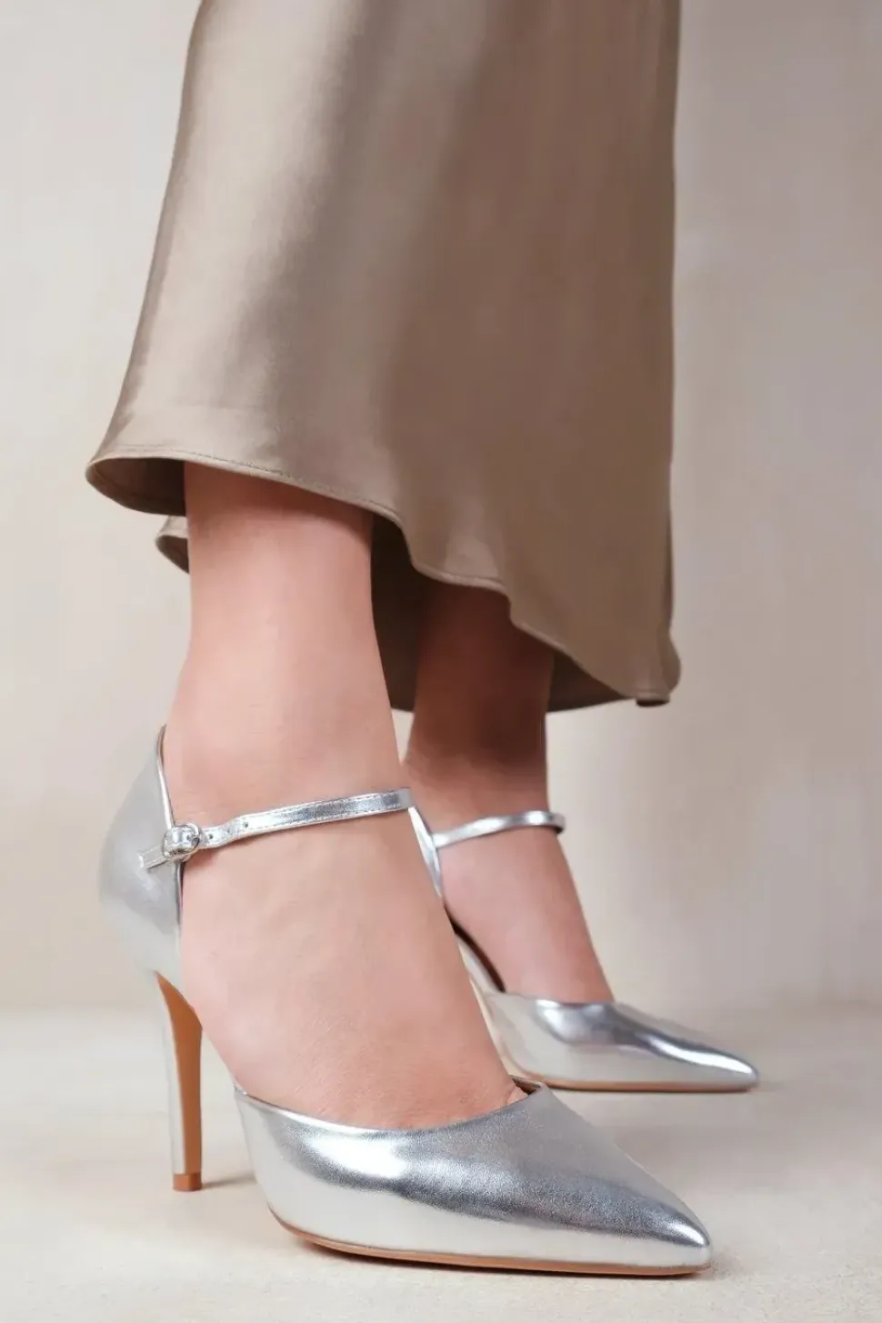 'Reflex' Mid High Heels With Pointed Toe